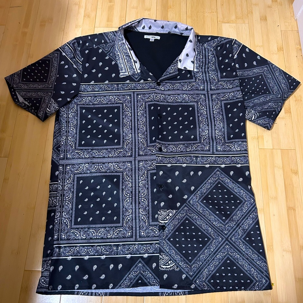 Fashion Nova Men’s Black Paisley Print 
Button Up Short Sleeve Size Medium